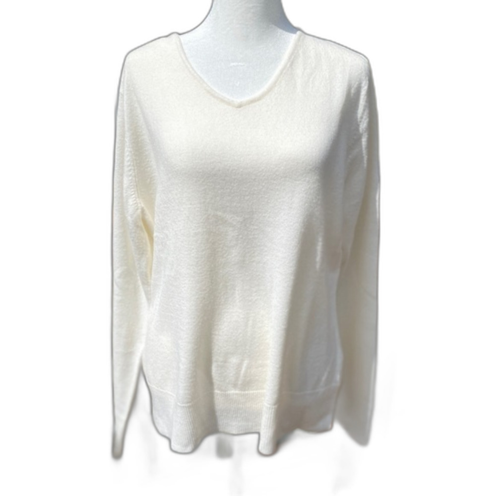 Croft and Barrow woman’s size large v-neck pullover soft sweater light weight.